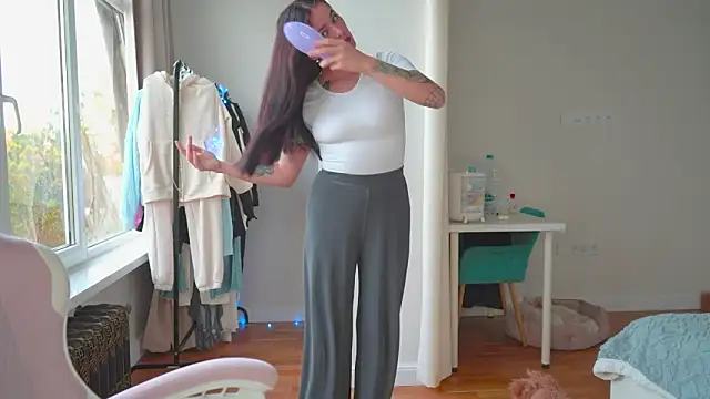 Snapshot of EwelynScott chatting on November 2025 06:57:02 AM EwelynScott online show from November 2025 06:57:02 AM