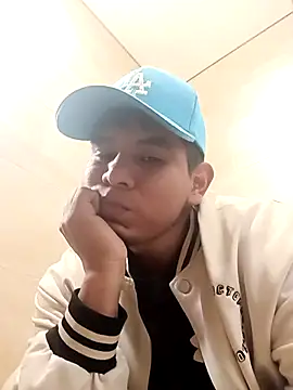 Snapshot of Oscariin96 chatting on February 2026 03:30:01 PM Oscariin96 online show from February 2026 03:30:01 PM