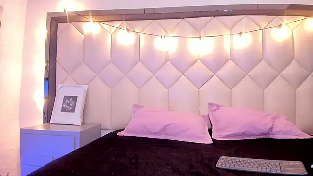 Scarletbigbug online show from February 2026 11:37:01 AM