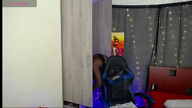 MONIQUE-LAMOUR online show from June 2026 01:07:02 AM