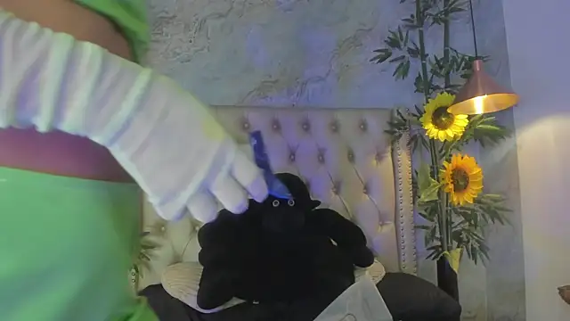 Snapshot of LittleeJaz chatting on November 2025 02:35:02 AM LittleeJaz online show from November 2025 02:35:02 AM