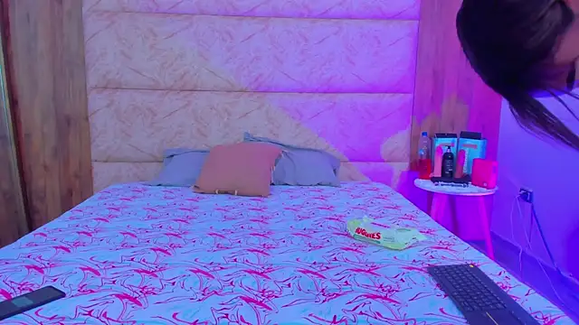 Snapshot of AbrilPeach chatting on September 2025 04:23:01 AM AbrilPeach online show from September 2025 04:23:01 AM