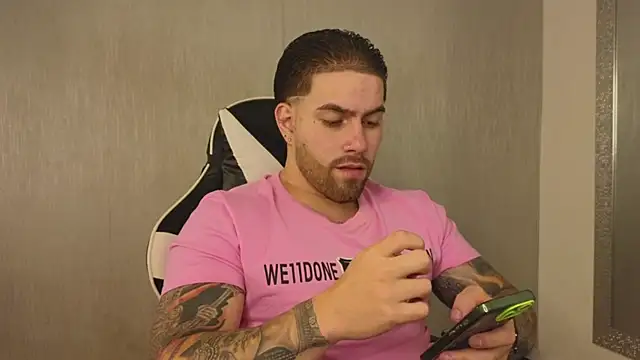 Snapshot of Ades_Lowe chatting on November 2025 12:00:02 PM Ades Lowe online show from November 2025 12:00:02 PM