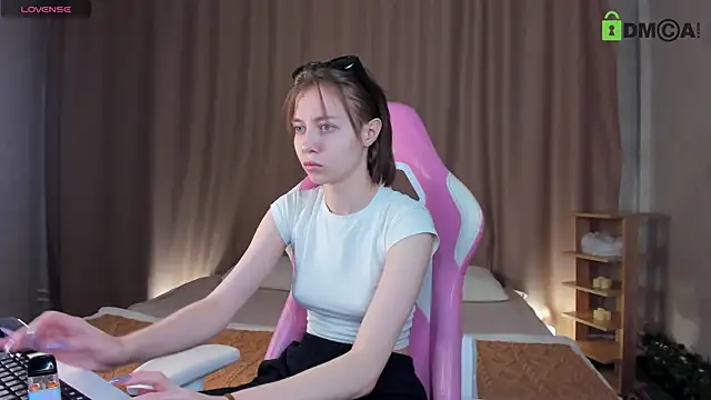 Snapshot of Skelerata chatting on December 2025 01:01:02 AM Skelerata online show from December 2025 01:01:02 AM