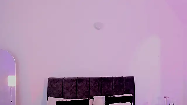 Taylormaxwell online show from November 2025 08:21:02 PM