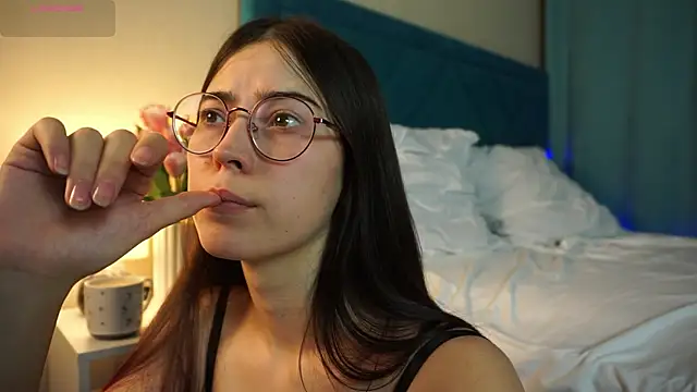 ywixos online show from November 2025 02:49:02 PM