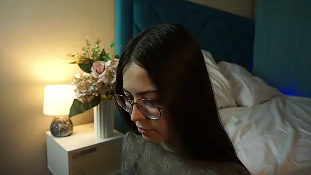 ywixos online show from December 2025 02:33:01 PM