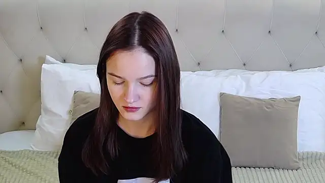 Snapshot of MichelleRoux chatting on November 2025 01:32:01 PM MichelleRoux online show from November 2025 01:32:01 PM