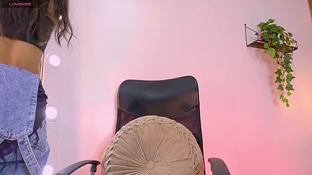 TiffValentinee  online show from October 2025 05:58:02 PM