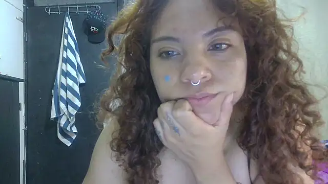 Snapshot of VioletV chatting on May 2026 12:40:02 AM VioletV online show from May 2026 12:40:02 AM