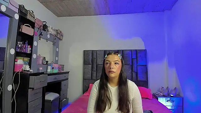 Esmeraldaa- online show from December 2025 05:12:02 AM