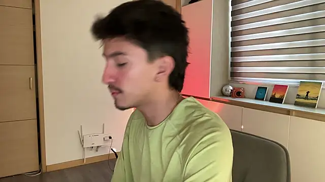 sweettaaron01 online show from December 2025 06:01:02 PM