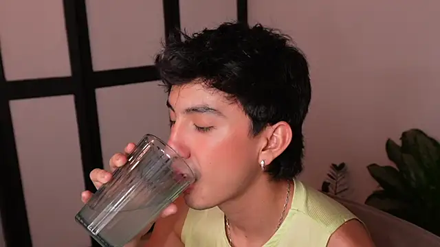 sweettaaron01 online show from June 2026 12:24:02 AM