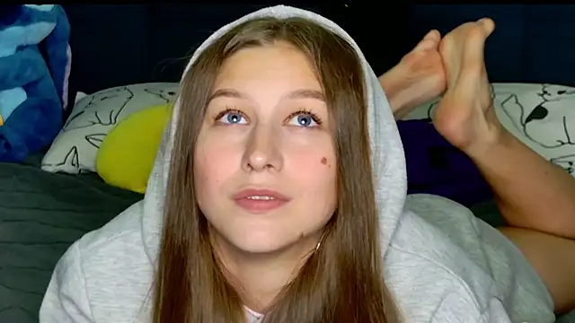 Snapshot of MissEmilyMiller chatting on November 2025 05:22:01 PM MissEmilyMiller online show from November 2025 05:22:01 PM