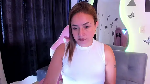 luciamature  online show from November 2025 07:36:01 PM