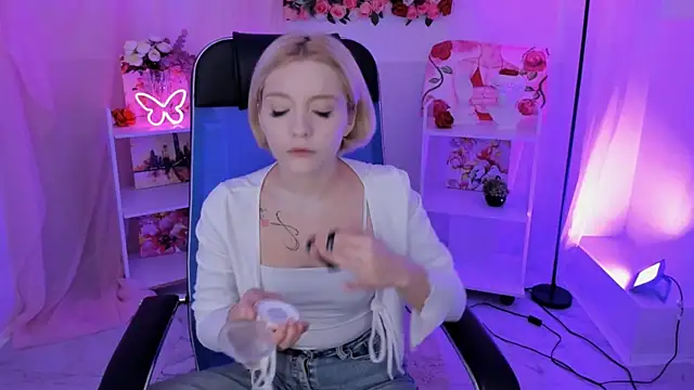 AuroraWrenfield online show from October 2025 10:27:01 AM