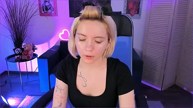 AuroraWrenfield online show from December 2025 12:40:02 AM