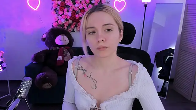 AuroraWrenfield online show from April 2026 04:30:02 AM