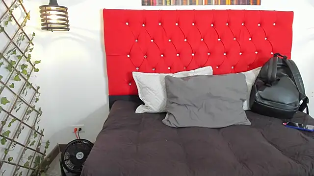 Snapshot of carolinacrus01 chatting on October 2025 04:06:02 PM carolinacrus01 online show from October 2025 04:06:02 PM