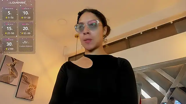 Snapshot of Hanna_Cornee_ chatting on November 2025 01:34:02 PM Hanna Cornee online show from November 2025 01:34:02 PM