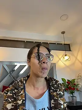 Snapshot of Hanna_Cornee_ chatting on November 2025 01:43:01 PM Hanna Cornee online show from November 2025 01:43:01 PM