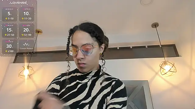 Snapshot of Hanna_Cornee_ chatting on November 2025 01:32:02 PM Hanna Cornee online show from November 2025 01:32:02 PM