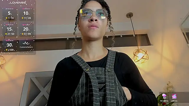 Snapshot of Hanna_Cornee_ chatting on November 2025 01:36:01 PM Hanna Cornee online show from November 2025 01:36:01 PM