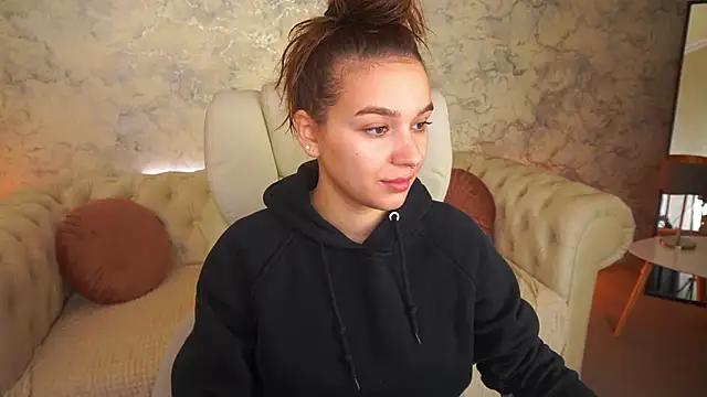 UrMuseOn online show from November 2025 08:24:01 AM