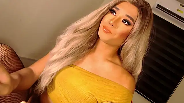 Snapshot of SissifyMeNow chatting on October 2025 01:31:01 AM SissifyMeNow online show from October 2025 01:31:01 AM