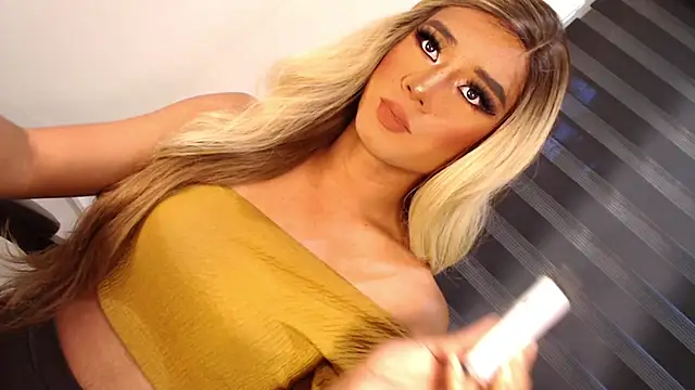 Snapshot of SissifyMeNow chatting on December 2025 01:47:02 AM SissifyMeNow online show from December 2025 01:47:02 AM