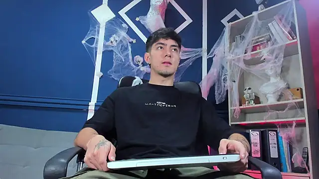 Snapshot of etham_wolf_ chatting on October 2025 11:28:01 AM etham wolf online show from October 2025 11:28:01 AM