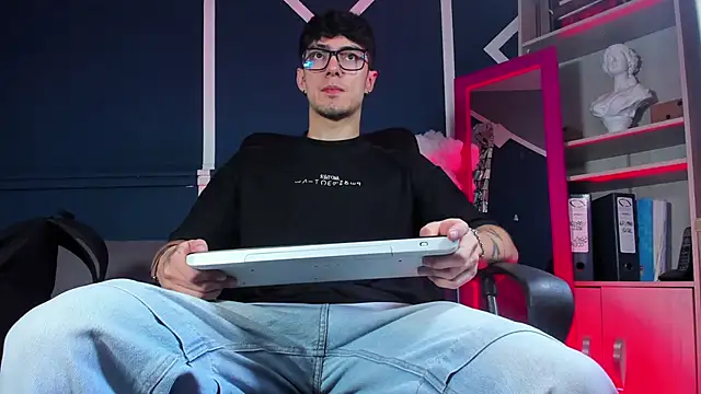 Snapshot of etham_wolf_ chatting on December 2025 03:50:02 PM etham wolf online show from December 2025 03:50:02 PM