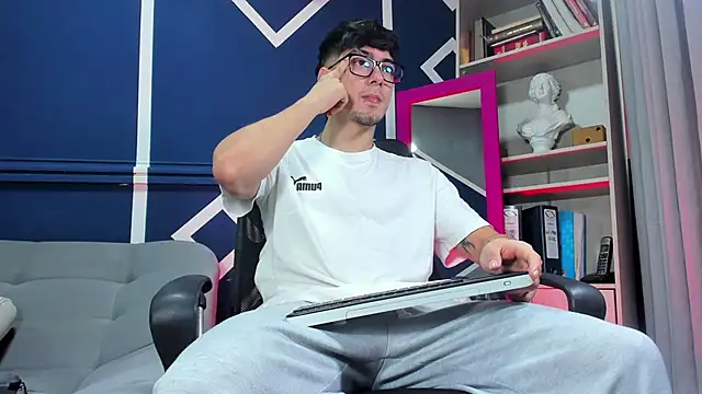 Snapshot of etham_wolf_ chatting on December 2025 01:53:01 PM etham wolf online show from December 2025 01:53:01 PM