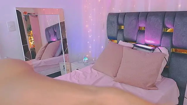 Snapshot of anitaglow chatting on November 2025 10:52:01 PM anitaglow online show from November 2025 10:52:01 PM