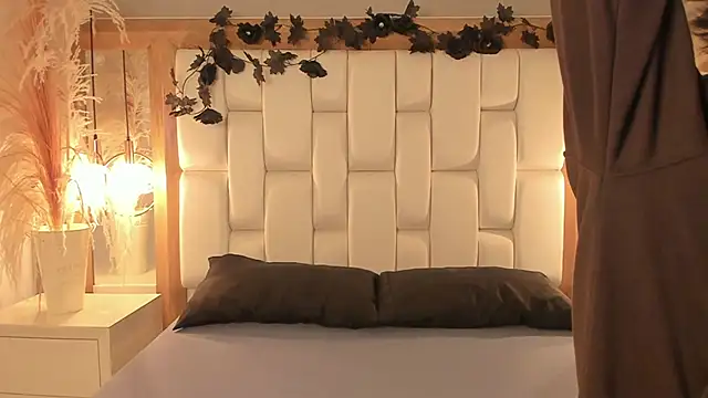 Daphne And Roger online show from November 2025 11:11:02 AM