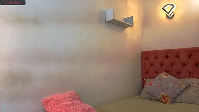 Snapshot of Kyra_Honey chatting on November 2025 05:34:02 PM Kyra Honey online show from November 2025 05:34:02 PM