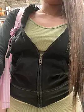 Isabella21  online show from November 2025 10:56:02 PM