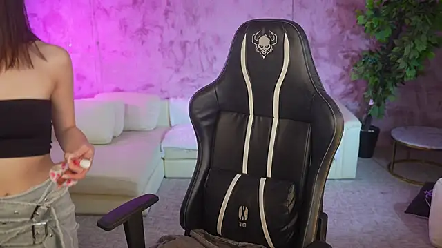 Selena Glow online show from October 2025 06:39:01 PM