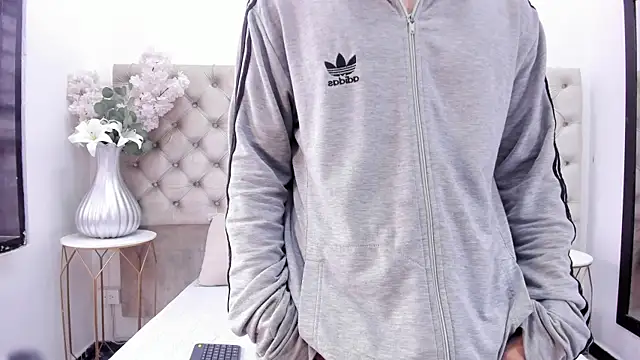 Snapshot of BenitoSaenz chatting on November 2025 01:46:01 PM BenitoSaenz online show from November 2025 01:46:01 PM