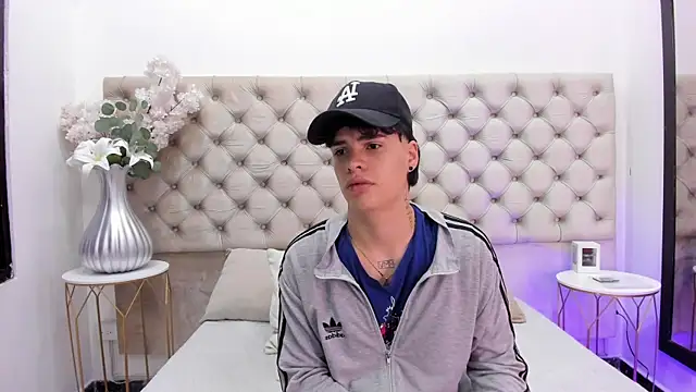 Snapshot of BenitoSaenz chatting on November 2025 10:26:02 AM BenitoSaenz online show from November 2025 10:26:02 AM