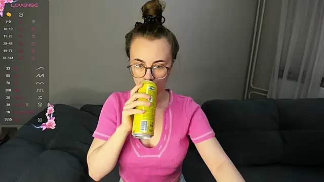 Snapshot of MewStella chatting on December 2025 12:16:01 AM MewStella online show from December 2025 12:16:01 AM