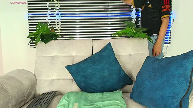 CamiiGuzmanX online show from December 2025 08:28:02 PM