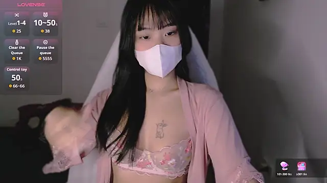 Phuong Bee online show from October 2025 12:45:01 PM