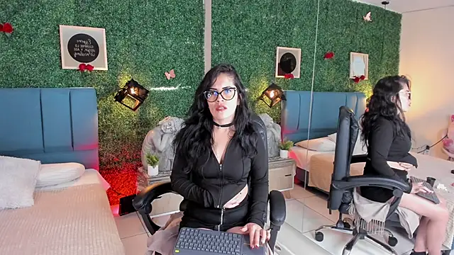 Linagh  online show from December 2025 11:37:02 AM