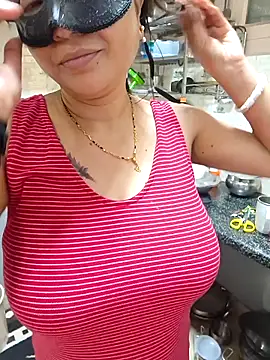 Snapshot of Queen_Nightt chatting on November 2025 03:31:01 AM Queen Nightt online show from November 2025 03:31:01 AM