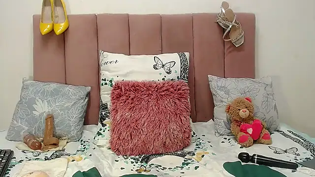 Snapshot of RoundaAssx22 chatting on October 2025 04:56:02 AM RoundaAssx22 online show from October 2025 04:56:02 AM