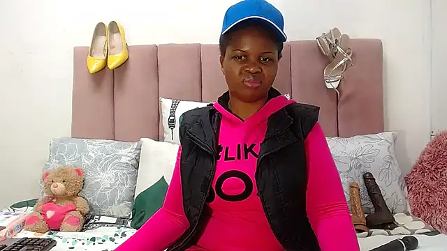 Snapshot of RoundaAssx22 chatting on November 2025 01:54:02 PM RoundaAssx22 online show from November 2025 01:54:02 PM