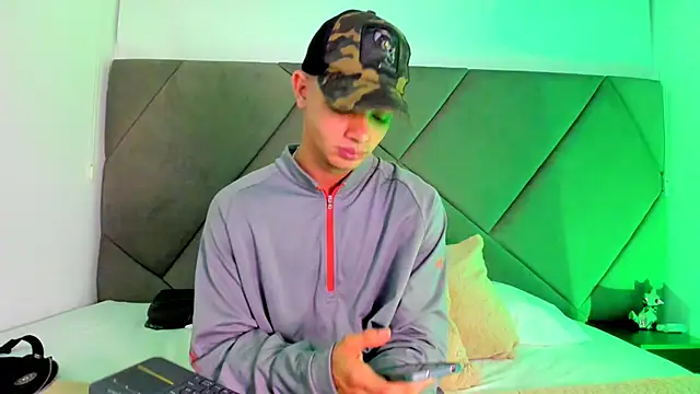 Snapshot of andrew_colleman chatting on September 2025 08:25:02 AM andrew colleman online show from September 2025 08:25:02 AM