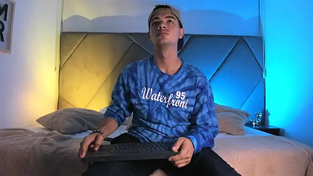 Snapshot of andrew_colleman chatting on September 2025 03:52:01 AM andrew colleman online show from September 2025 03:52:01 AM