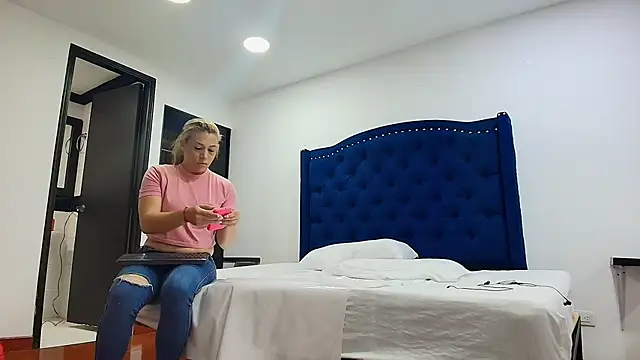 Snapshot of zarah_andrew__ chatting on September 2025 01:56:01 PM zarah andrew online show from September 2025 01:56:01 PM